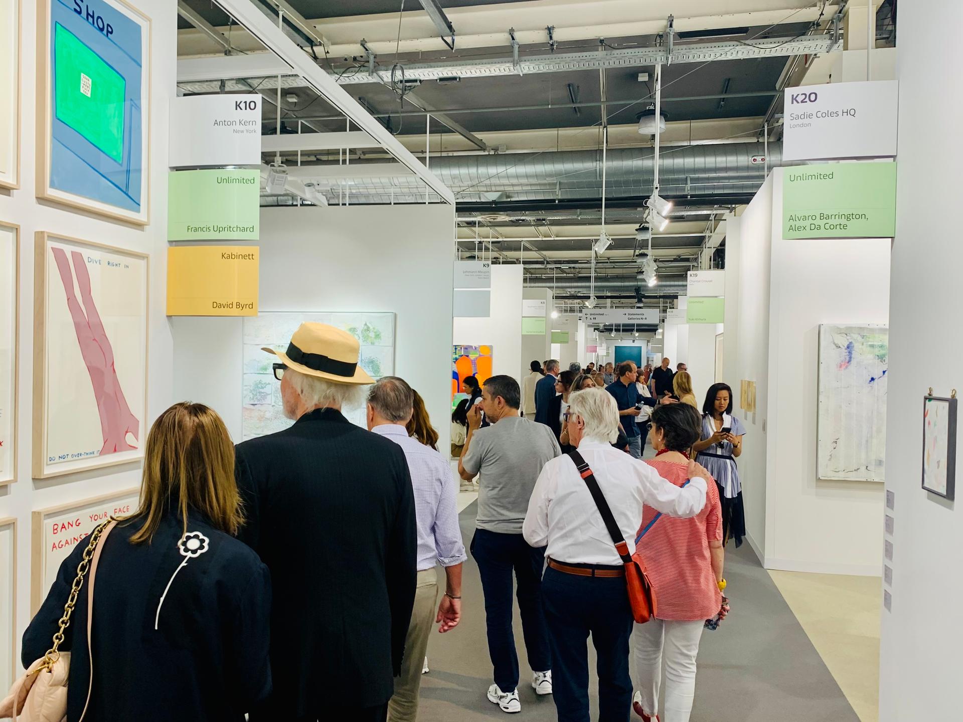 Besuchermassen auf der Art Basel