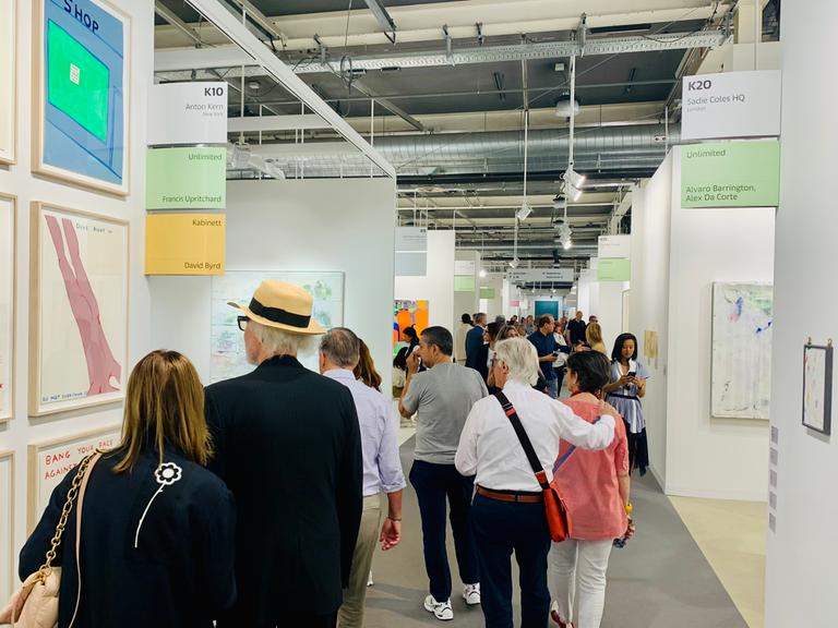 Besuchermassen auf der Art Basel