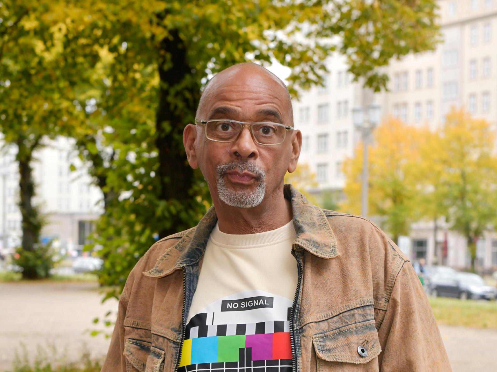 Pierre Sanoussi-Bliss bei der Jahrespressekonferenz zur Spielzeit 2025/2026 im Theater am Frankfurter Tor.