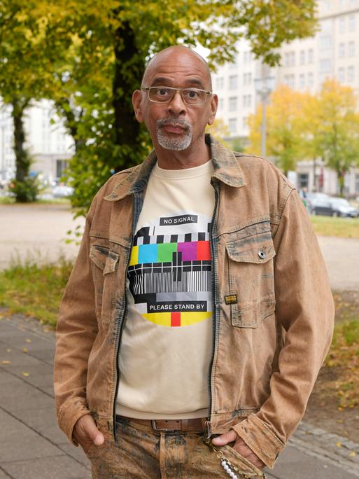 Pierre Sanoussi-Bliss bei der Jahrespressekonferenz zur Spielzeit 2025/2026 im Theater am Frankfurter Tor.