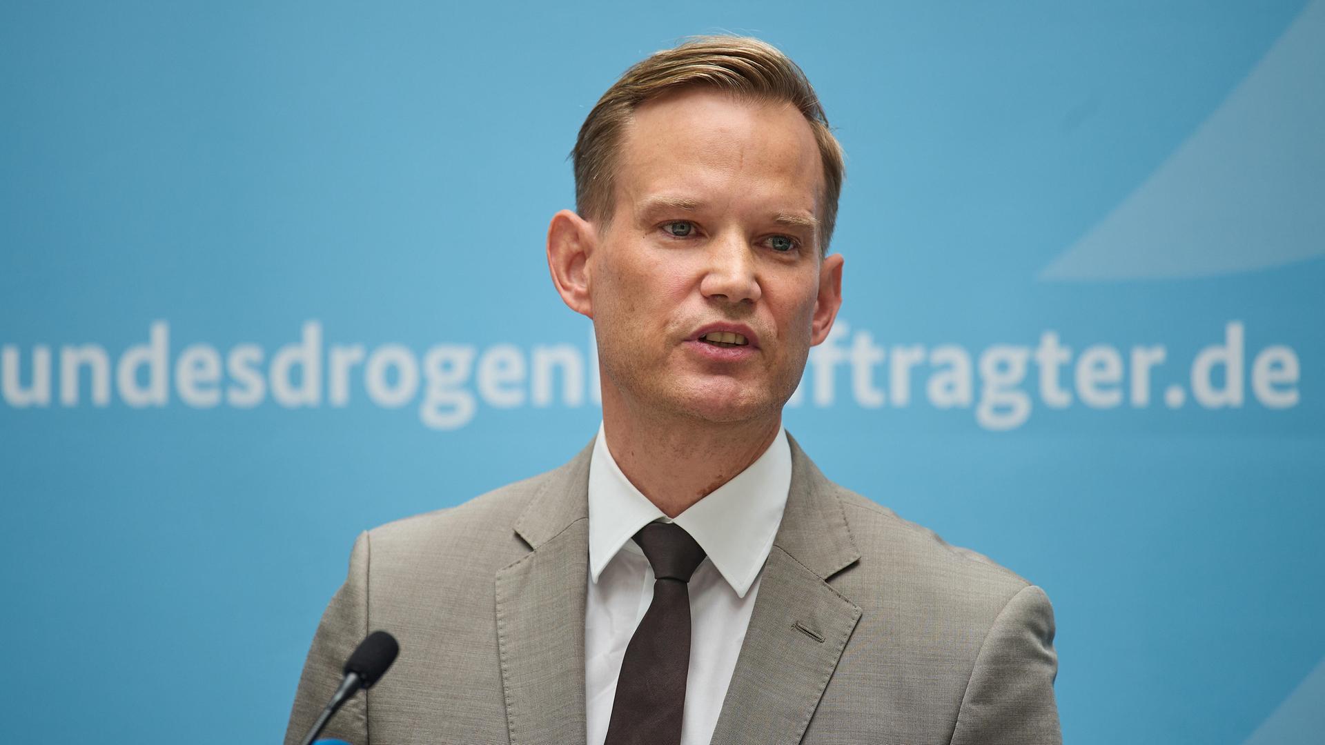 Hendrik Streeck steht vor einer blauen Wand mit der Aufschrift "bundesdrogenbeauftragter.de". Hendrik Streeck steht vor einer blauen Wand mit der Aufschrift "bundesdrogenbeauftragter.de".