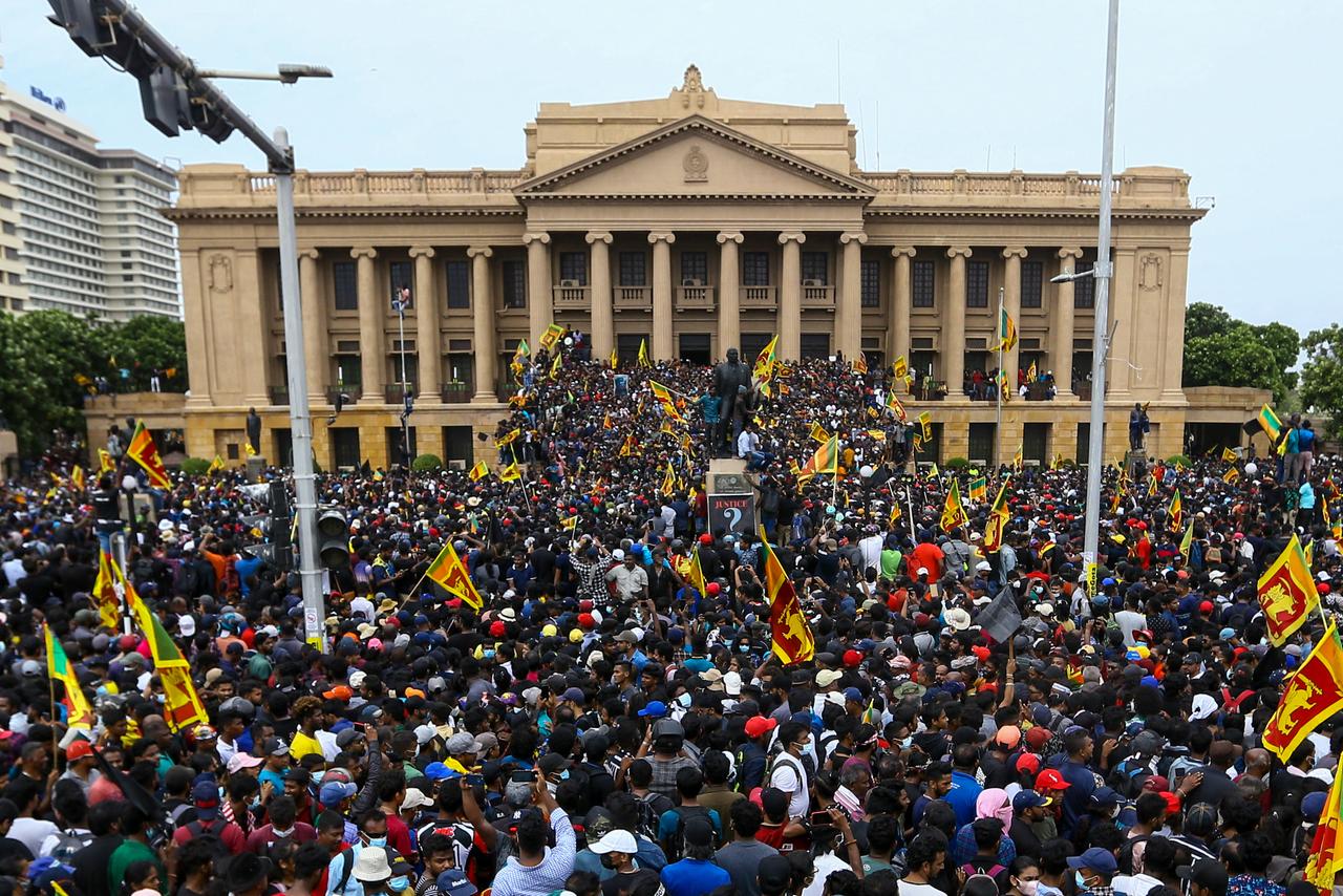 Demonstranten vor dem Präsidentenpalast in Sri Lanka