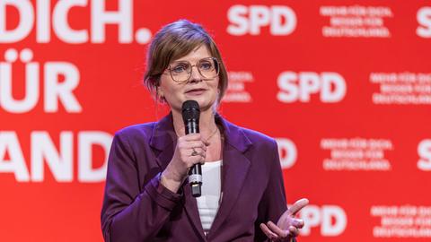 Sarah Philipp (die Parteivorsitzende der Sozialdemokratischen Partei Deutschland NRW) beim Abschluss der Wahlkampftour der SPD am 21.02.2025 in der Westfalenhalle in Dortmund