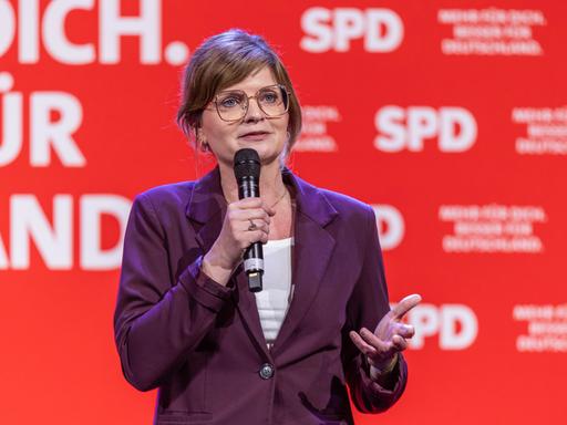Sarah Philipp (die Parteivorsitzende der Sozialdemokratischen Partei Deutschland NRW) beim Abschluss der Wahlkampftour der SPD am 21.02.2025 in der Westfalenhalle in Dortmund