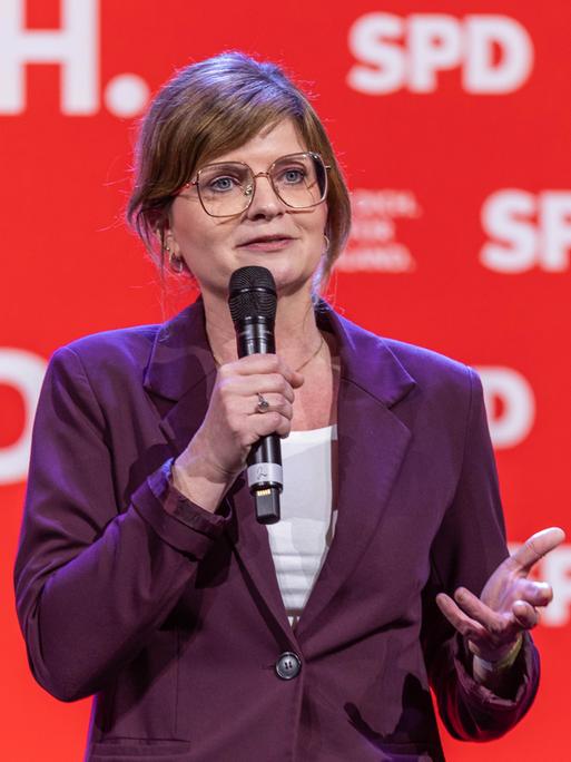 Sarah Philipp (die Parteivorsitzende der Sozialdemokratischen Partei Deutschland NRW) beim Abschluss der Wahlkampftour der SPD am 21.02.2025 in der Westfalenhalle in Dortmund