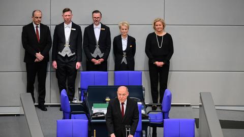 Gregor Gysi (Die Linke) eröffnet die konstituierende Sitzung des neuen Bundestags.