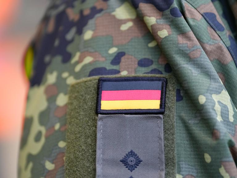 Deutschlandflagge auf der Uniform eines Bundeswehrsoldaten