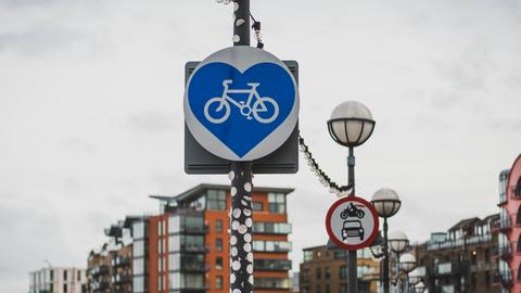 United Kingdom, England, London, sign bikeway, heart-shaped