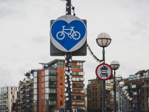 United Kingdom, England, London, sign bikeway, heart-shaped