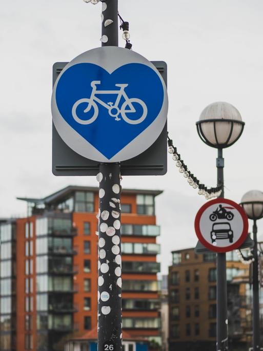 United Kingdom, England, London, sign bikeway, heart-shaped United Kingdom, England, London, sign bikeway, heart-shaped