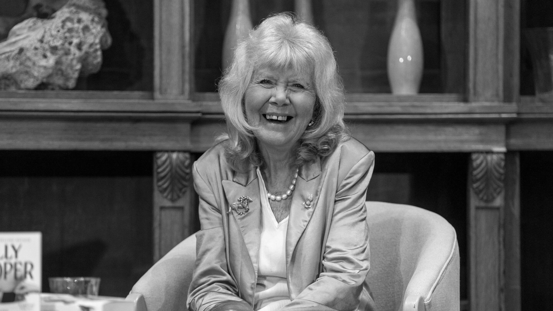 Die Autorin Jilly Cooper beim Queen's Reading Room Festival, einer Literaturveranstaltung, die die Kraft und die Vorteile des Lesens feiert und in Chatsworth in Derbyshire, England, stattfindet. Die Autorin Jilly Cooper beim Queen's Reading Room Festival, einer Literaturveranstaltung, die die Kraft und die Vorteile des Lesens feiert und in Chatsworth in Derbyshire, England, stattfindet.