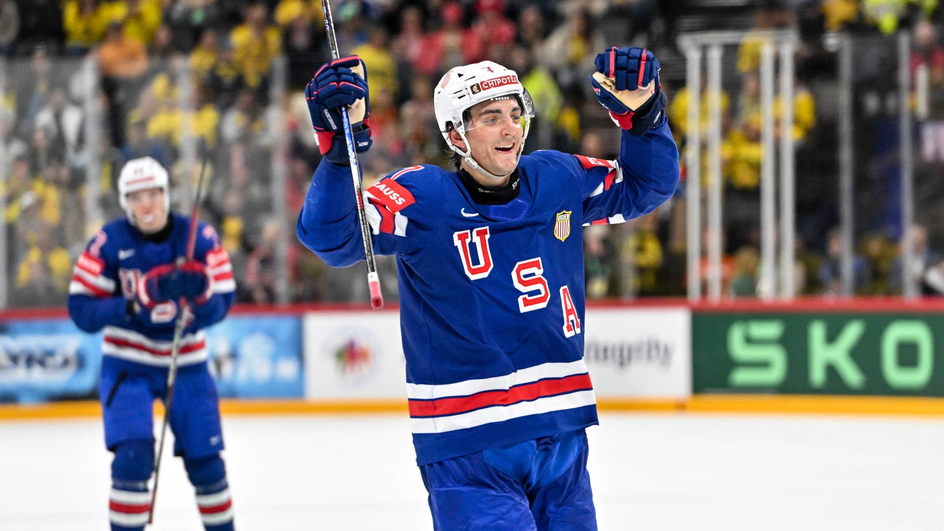 Michael Kesselring hebt beide Hände in die Höhe. Er trägt ein blau-rotes Trikot mit der Aufschrift USA.