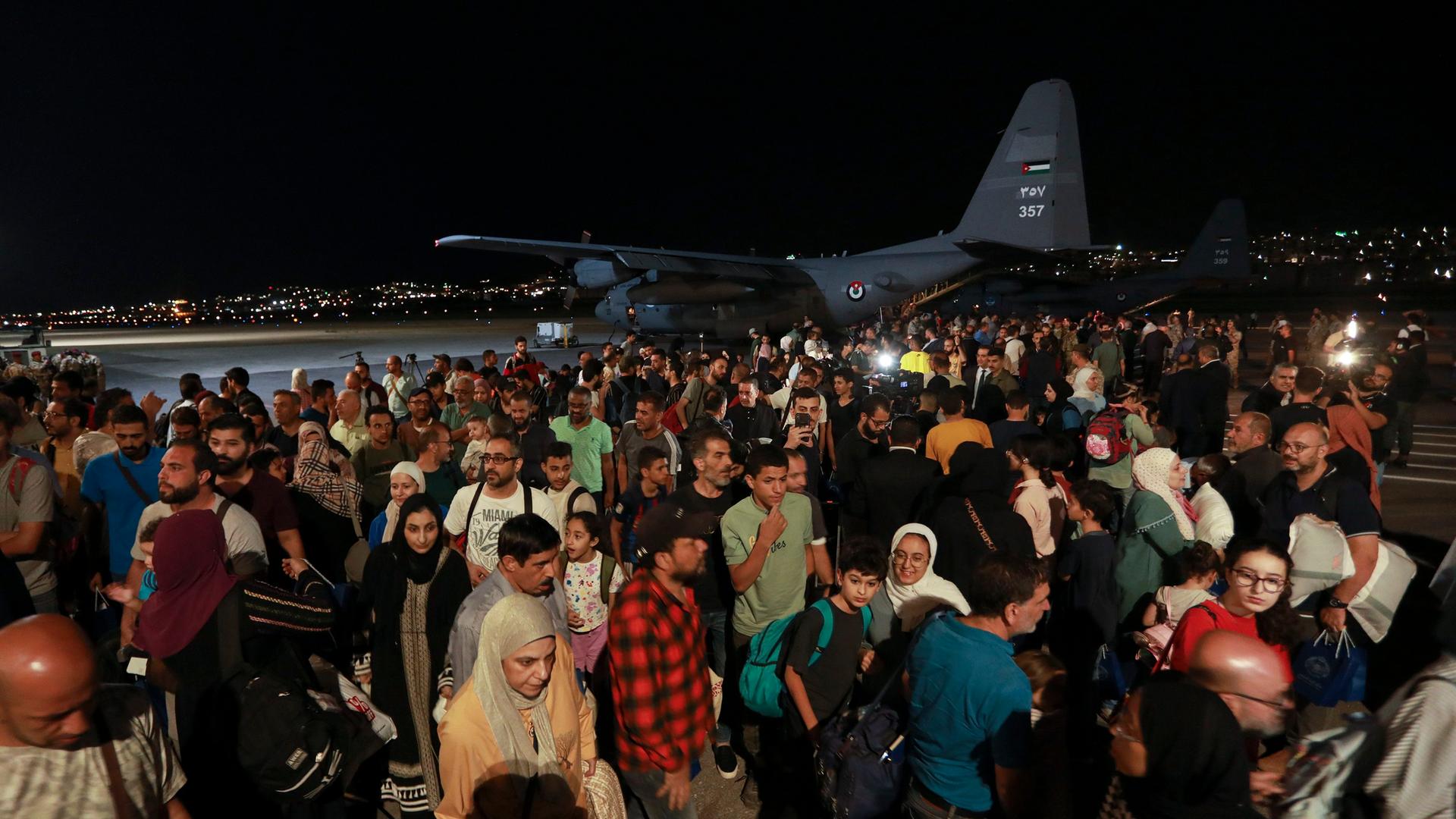 Jordanien, Amman: Aus dem Sudan evakuierte Jordanier kommen auf einen Militärflughafen an. Jordanien, Amman: Aus dem Sudan evakuierte Jordanier kommen auf einen Militärflughafen an.