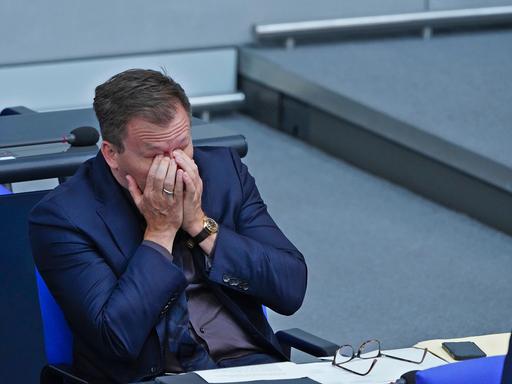 Carsten Schneider, ein Staatsminister, reibt sich die Augen im Bundestag.
