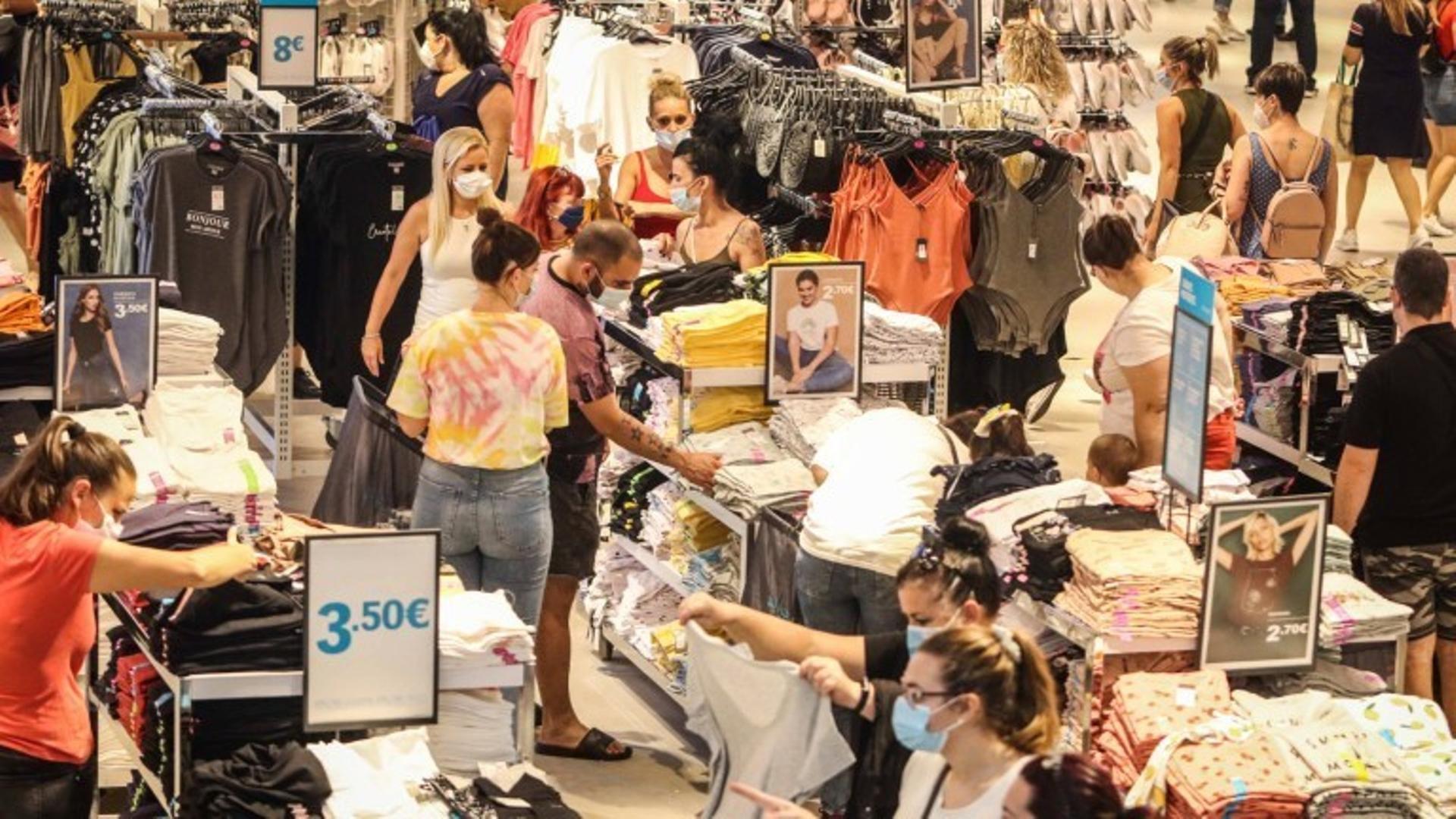 Viele Leute beim Kleidung kaufen