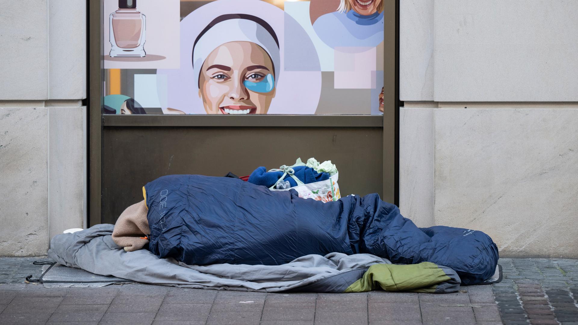 Ein Obdachloser schläft auf seinem Lager im Frankfurter Bahnhofsviertel. Die anhaltenden Minusgrade werden für Obdachlose immer mehr zu einer gesundheitlichen Gefahr.
