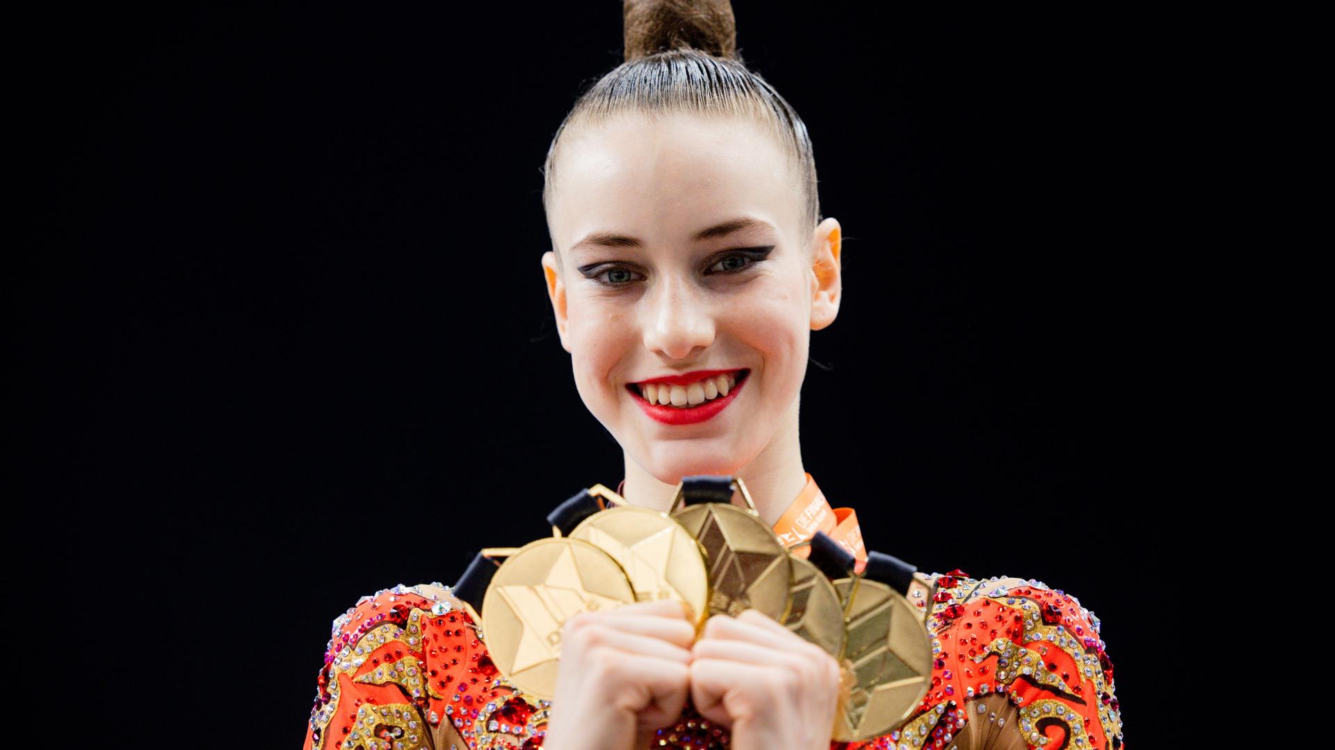 Darja Varfolomeev präsentiert ihre fünf Goldmedaillen. 