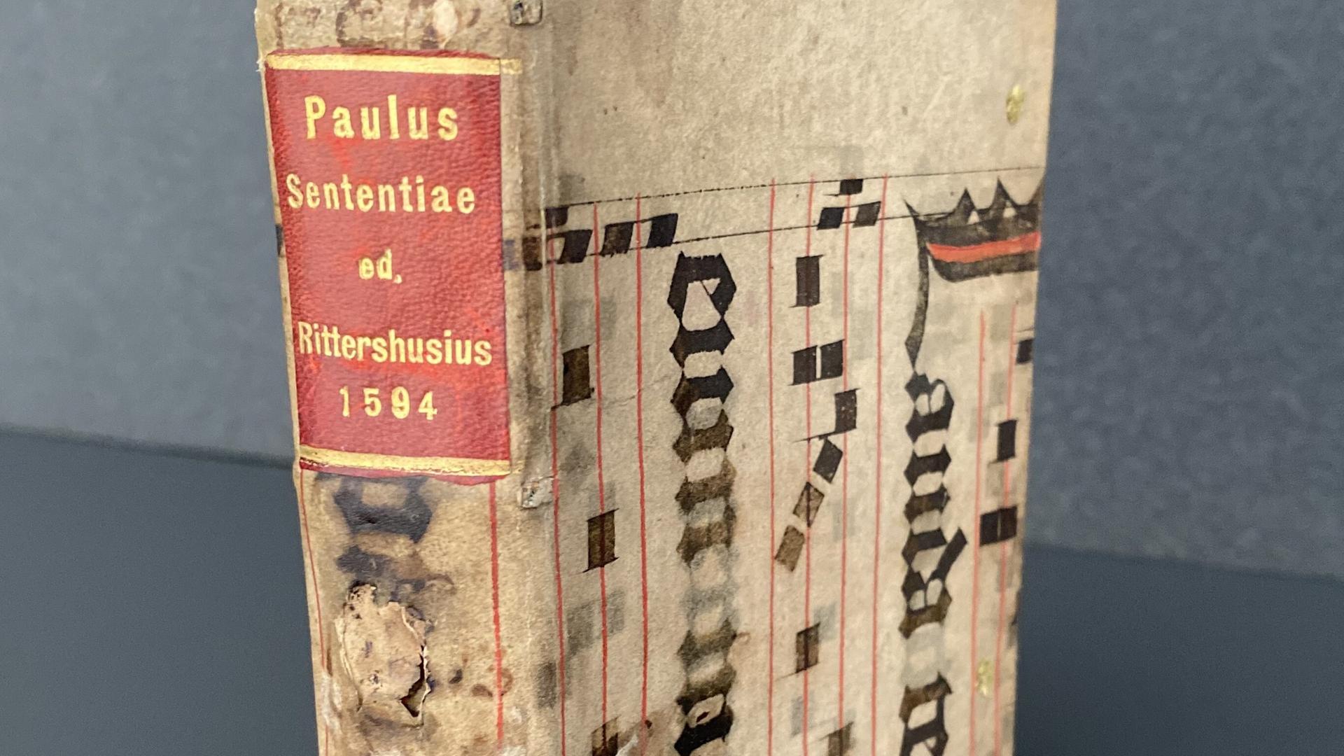Ein altes Buch mit dem Titel "Pauli Sententiae" Ein altes Buch mit dem Titel "Pauli Sententiae"