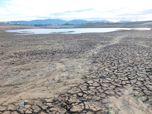 Der Staudamm Mumcular. Der einst stattliche Stausee ist nur noch ein Schatten seiner selbst. Zusammengeschrumpft liegt er inmitten vertrockneter und aufgerissener Erde im Osten des türkischen Urlaubsorts Bodrum. (zu dpa: Â«Türkei kämpft mit Klimakrise - Urlaubsort Bodrum ohne WasserÂ»)