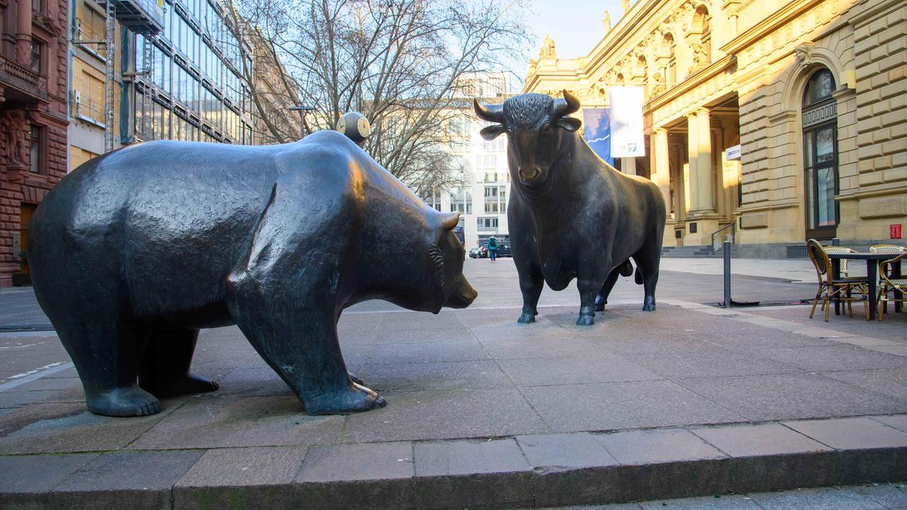 Skulpturen eines Bullen und eines Bären vor der Frankfurter Börse: Sie stehen für die Bewegungen des Marktes. 