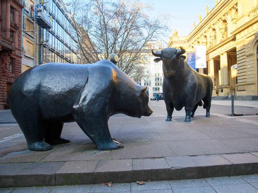 Skulpturen eines Bullen und eines Bären vor der Frankfurter Börse: Sie stehen für die Bewegungen des Marktes. Skulpturen eines Bullen und eines Bären vor der Frankfurter Börse: Sie stehen für die Bewegungen des Marktes.