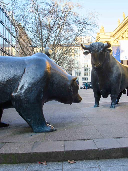Skulpturen eines Bullen und eines Bären vor der Frankfurter Börse: Sie stehen für die Bewegungen des Marktes. Skulpturen eines Bullen und eines Bären vor der Frankfurter Börse: Sie stehen für die Bewegungen des Marktes.