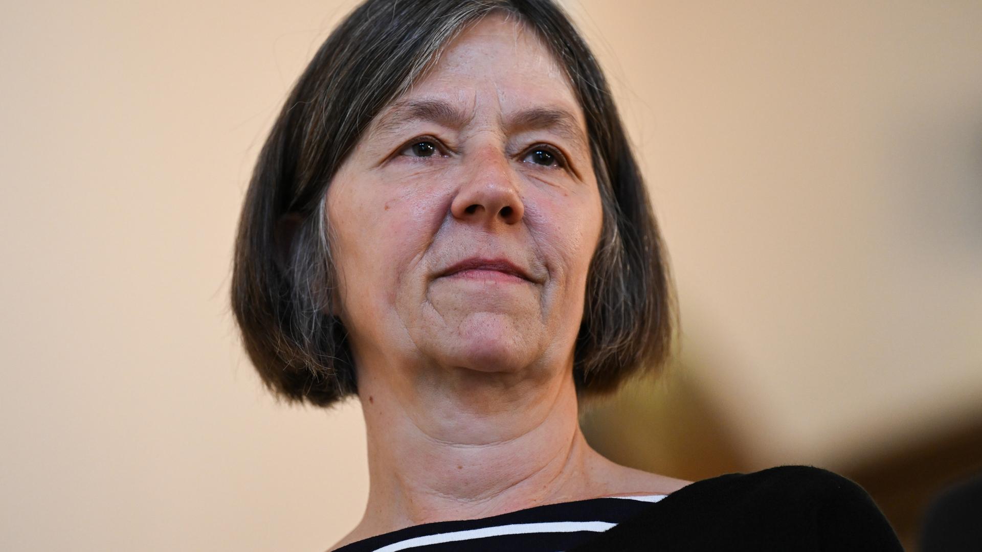 Die Autorin Christine Wunnicke schaut ernst in die Ferne. Die Autorin Christine Wunnicke schaut ernst in die Ferne.