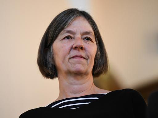 Die Autorin Christine Wunnicke schaut ernst in die Ferne.