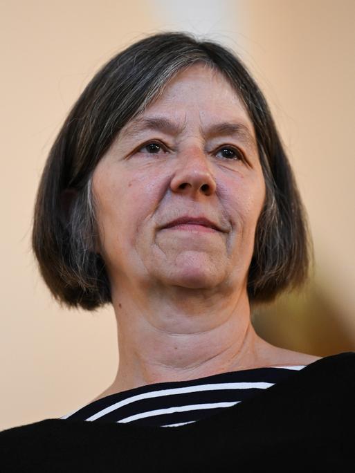 Die Autorin Christine Wunnicke schaut ernst in die Ferne. Die Autorin Christine Wunnicke schaut ernst in die Ferne.
