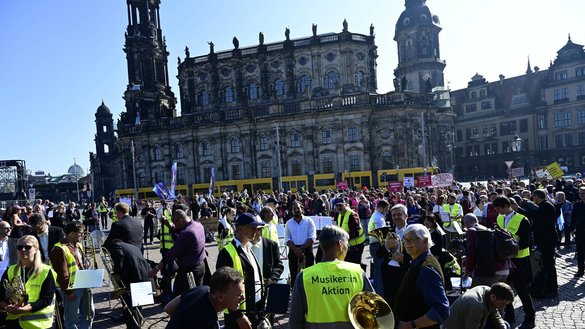 Am Montag, 5. Oktober fand eine vom Landesverband Sachsen des Deutschen Bühnenvereins organisierte Demonstration auf dem Theaterplatz in Dresden statt, um gegen die geplanten Kürzungen im Kulturbereich zu protestieren. Am Montag, 5. Oktober fand eine vom Landesverband Sachsen des Deutschen Bühnenvereins organisierte Demonstration auf dem Theaterplatz in Dresden statt, um gegen die geplanten Kürzungen im Kulturbereich zu protestieren.