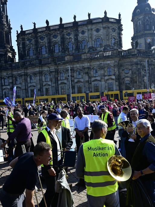 Am Montag, 5. Oktober fand eine vom Landesverband Sachsen des Deutschen Bühnenvereins organisierte Demonstration auf dem Theaterplatz in Dresden statt, um gegen die geplanten Kürzungen im Kulturbereich zu protestieren. 