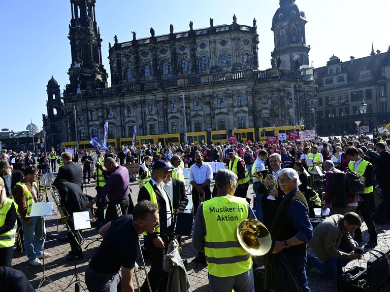 Am Montag, 5. Oktober fand eine vom Landesverband Sachsen des Deutschen Bühnenvereins organisierte Demonstration auf dem Theaterplatz in Dresden statt, um gegen die geplanten Kürzungen im Kulturbereich zu protestieren. 