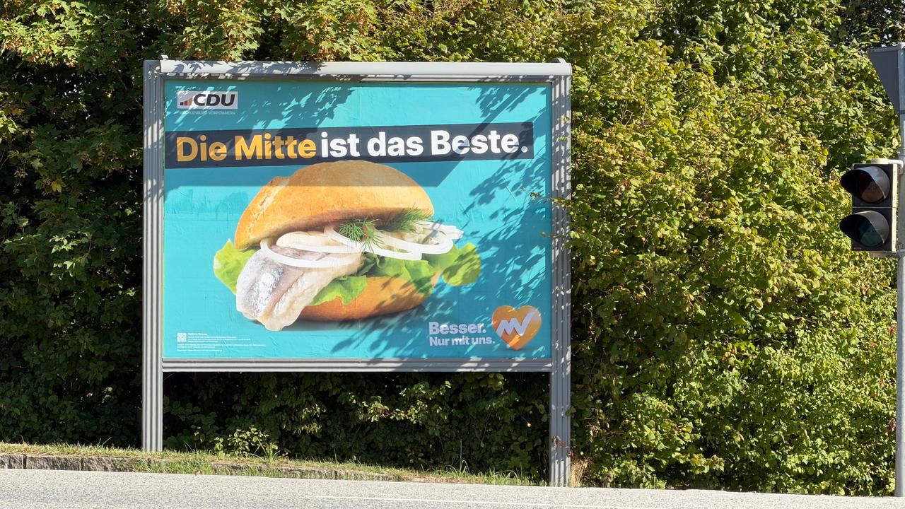 Wahlplakat der CDU in Mecklenburg-Vorpommern mit einem Fischbrötchen und dem Spruch "Die Mitte ist das Beste" Wahlplakat der CDU in Mecklenburg-Vorpommern mit einem Fischbrötchen und dem Spruch "Die Mitte ist das Beste"