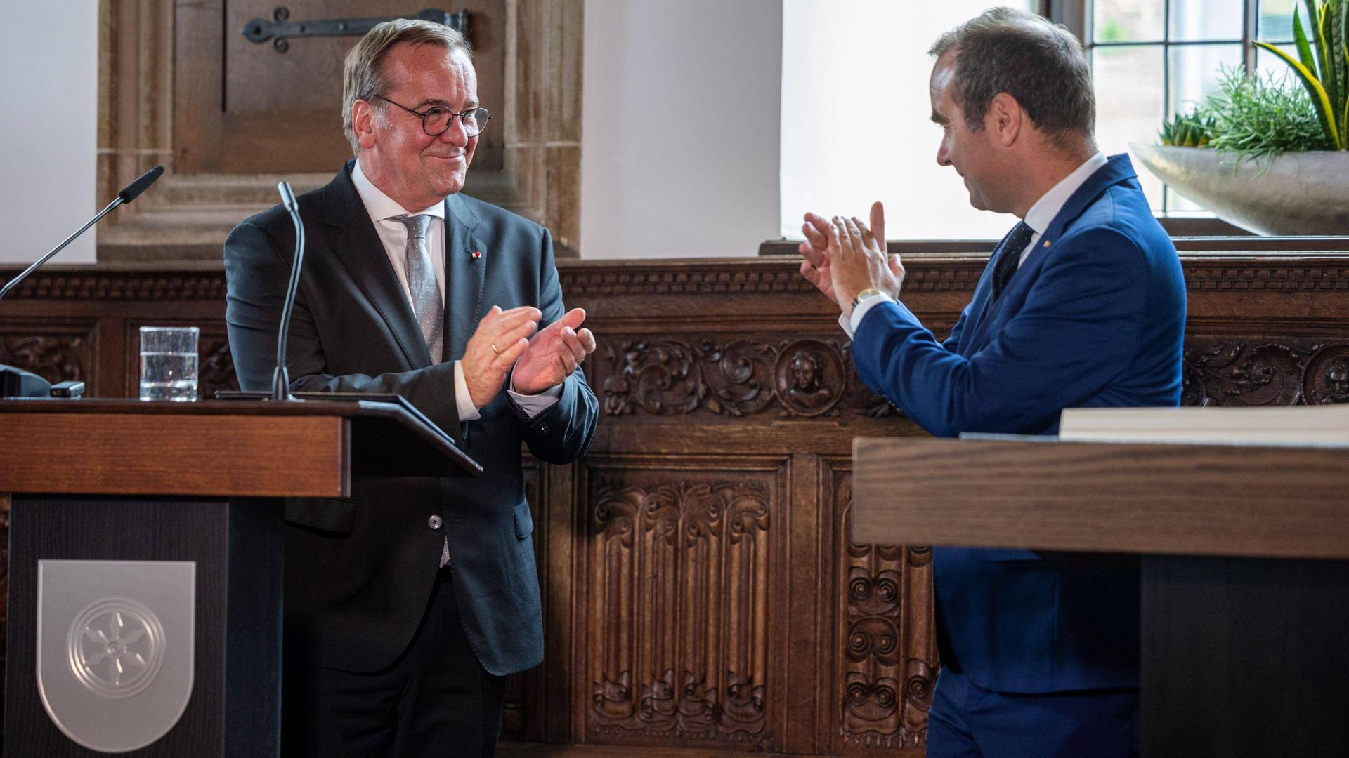 Bundesverteidigungsminister Pistorius und Frankreichs Verteidigungsminister Lecornu stehen sich gegenüber und applaudieren.