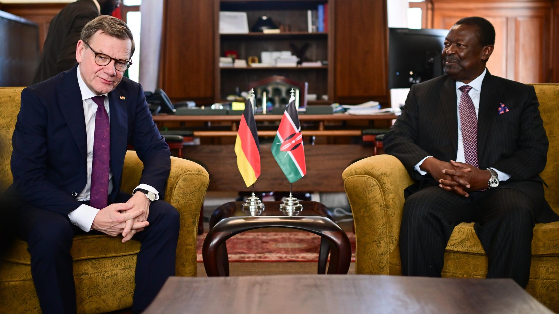 Bundesaußenminister Wadephul und Musalia Mudavadi, Außenminister und Premierminister der Republik Kenia, sitzen nebeneinander.