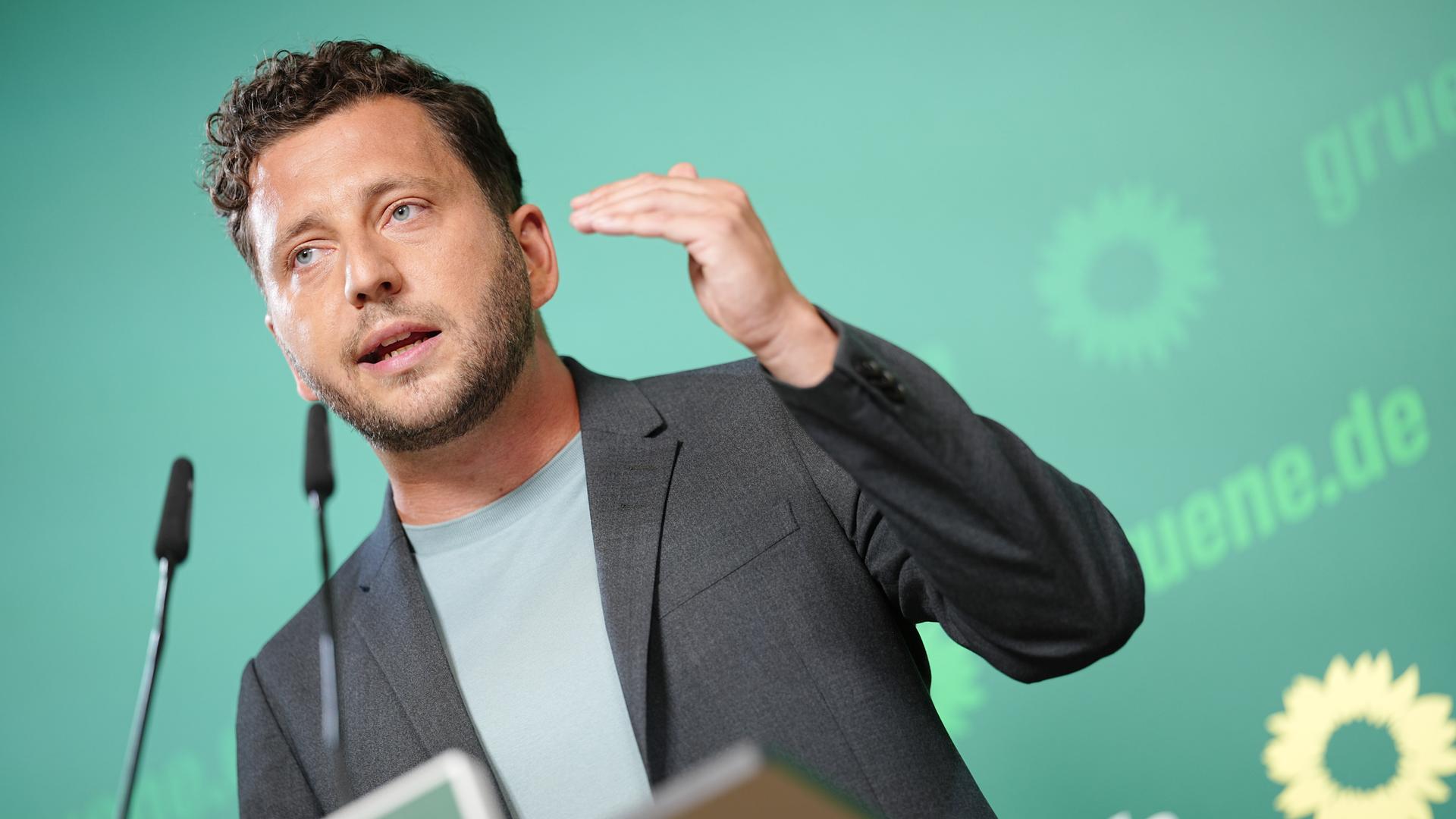 Felix Banaszak, Parteivorsitzender von Bündnis 90/Die Grünen, spricht bei der Pressekonferenz. 