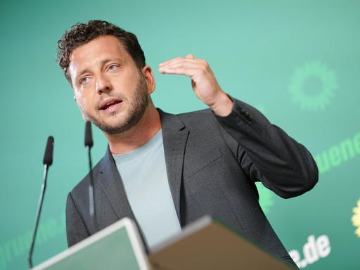 Felix Banaszak, Parteivorsitzender von Bündnis 90/Die Grünen, spricht bei der Pressekonferenz. 