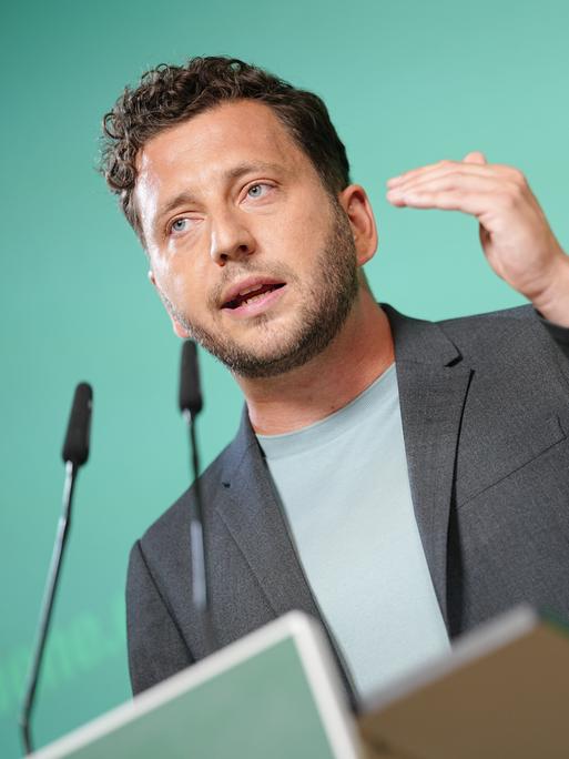 Felix Banaszak, Parteivorsitzender von Bündnis 90/Die Grünen, spricht bei der Pressekonferenz. 