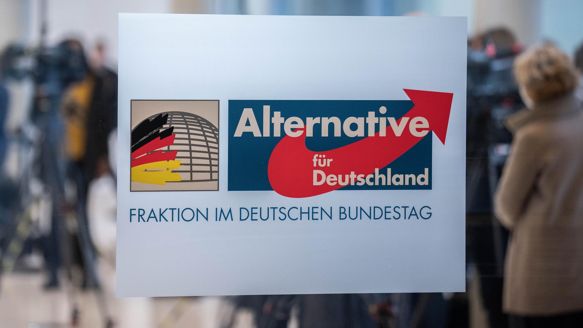 Das Logo der AfD Bundestagsfraktion, aufgenommen vor einer Fraktionssitzung der AfD im Reichstagsgebäude in Berlin.