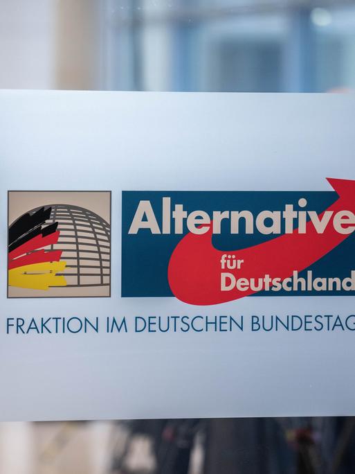 Das Logo der AfD Bundestagsfraktion, aufgenommen vor einer Fraktionssitzung der AfD im Reichstagsgebäude in Berlin.