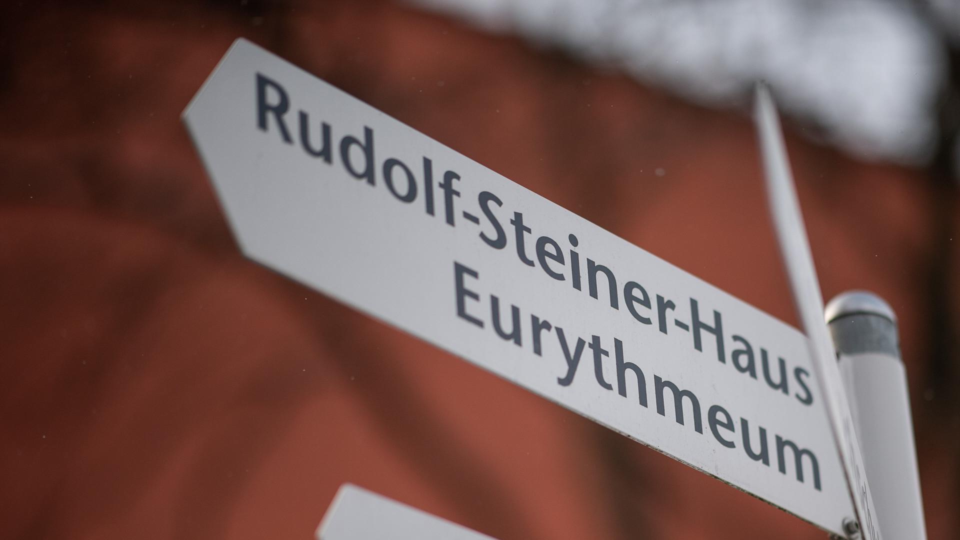 Ein Schild weist in einer Freien Waldorfschule den Weg zum Rudolf-Steiner-Haus und zum Eurythmeum