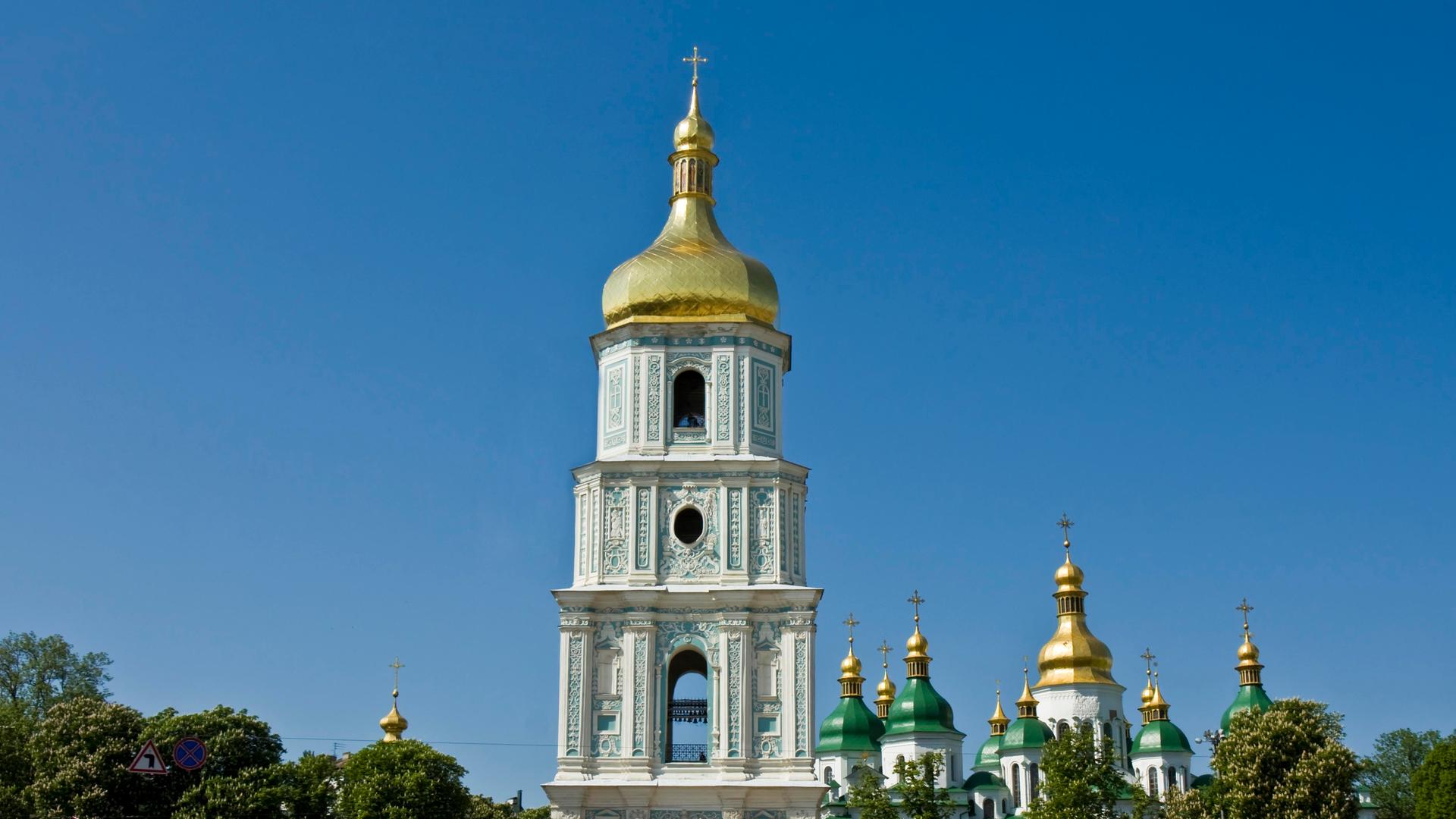 Die Sophienkathedrale in Kiew. Ein Kirchenbau mit vergoldetem Zwiebelturm.