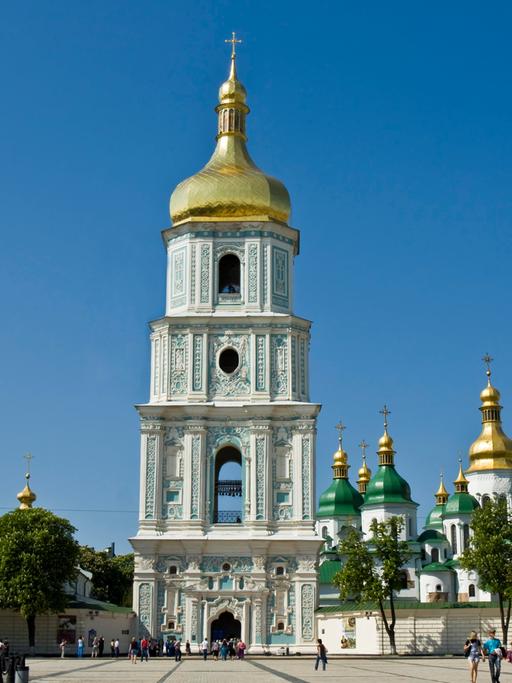 Die Sophienkathedrale in Kiew. Ein Kirchenbau mit vergoldetem Zwiebelturm.