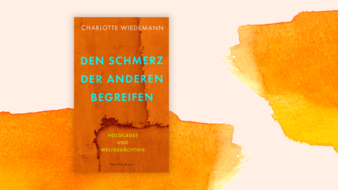 Das Cover des Buches von Charlotte Wiedemann, "Den Schmerz der Anderen begreifen. Holocaust und Weltgedächtnis". Der Name Charlotte Wiedemann steht in Weiß, der Titel "Den Schmerz der Anderen begreifen" in türkis auf einem orangenen Hintergrund. Das Cover ist vor einem orangenen Hintergrund, auf dem Farbflecken sind.