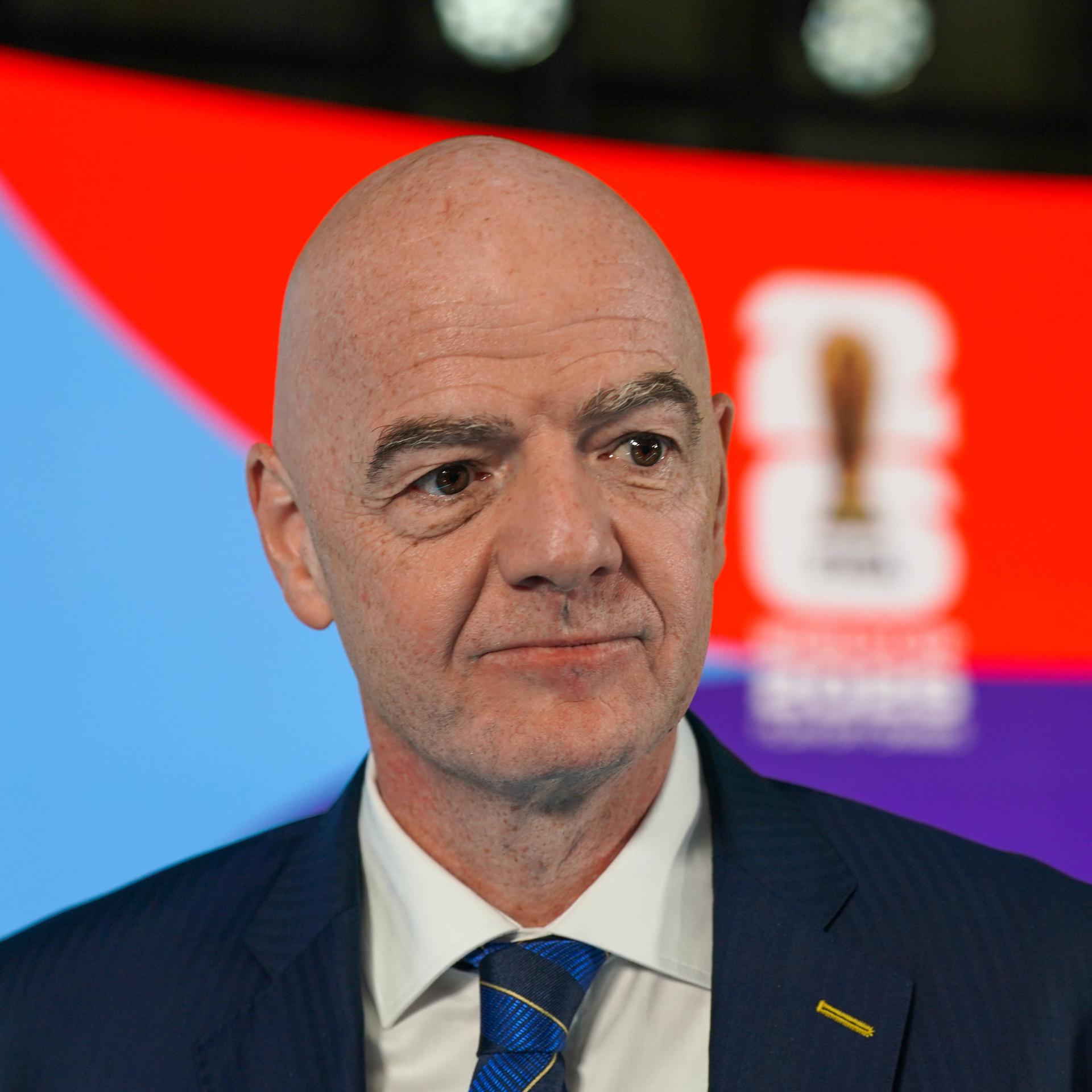 FIFA-Präsident Gianni Infantino schaut ernst.