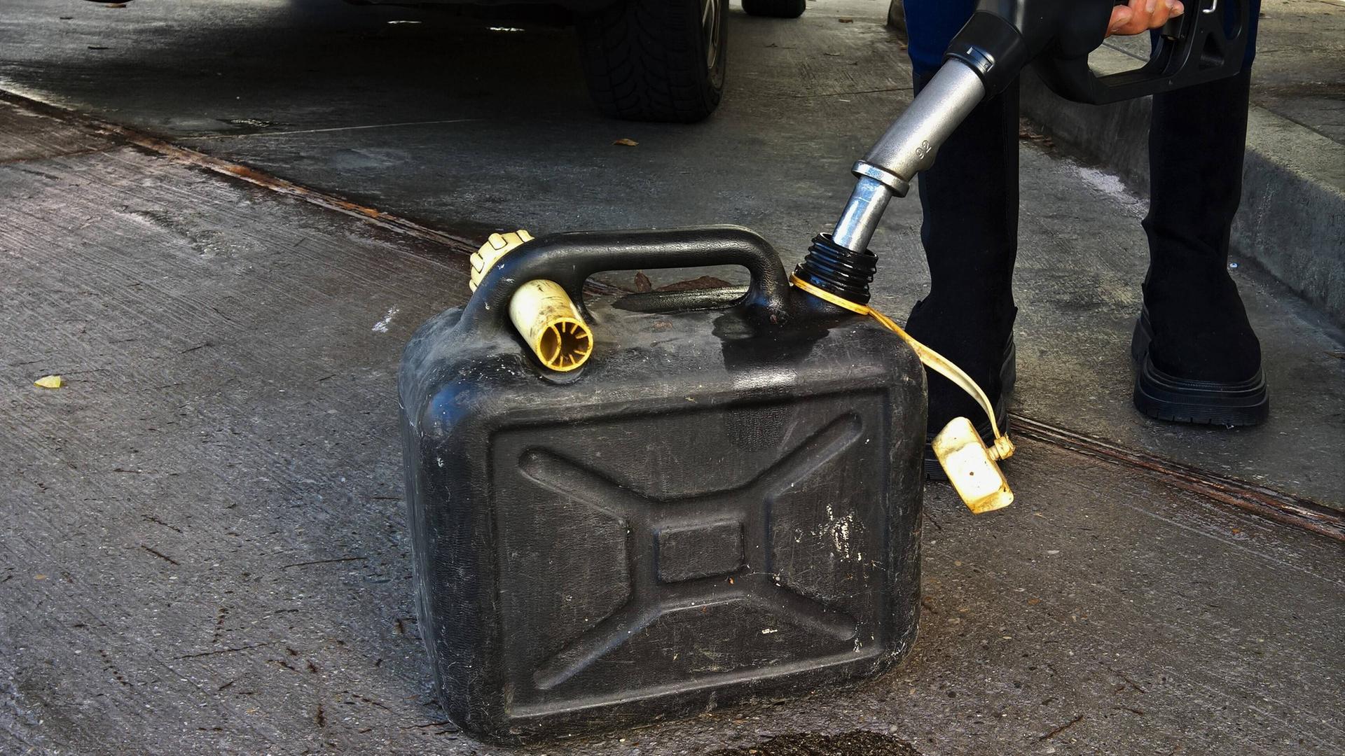 Befüllung eines Reservekanisters an einer freien Tankstelle