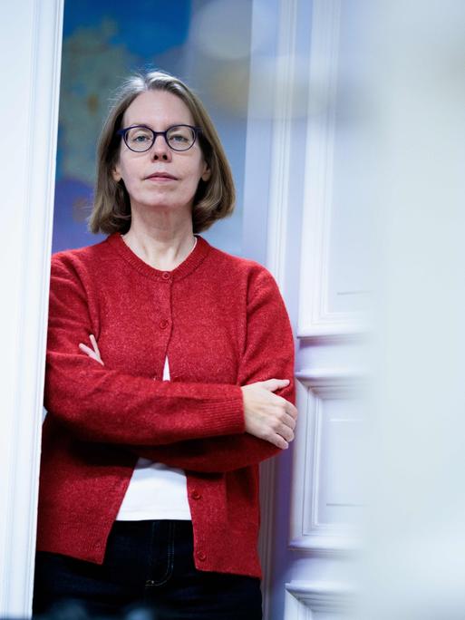 Ex-Oberstaatsanwältin Anne Brorhilker, Co-Geschäftsführerin der Bürgerbewegung Finanzwende e.V., steht in den Büroräumen des Vereins