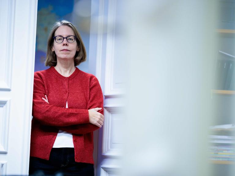 Ex-Oberstaatsanwältin Anne Brorhilker, Co-Geschäftsführerin der Bürgerbewegung Finanzwende e.V., steht in den Büroräumen des Vereins