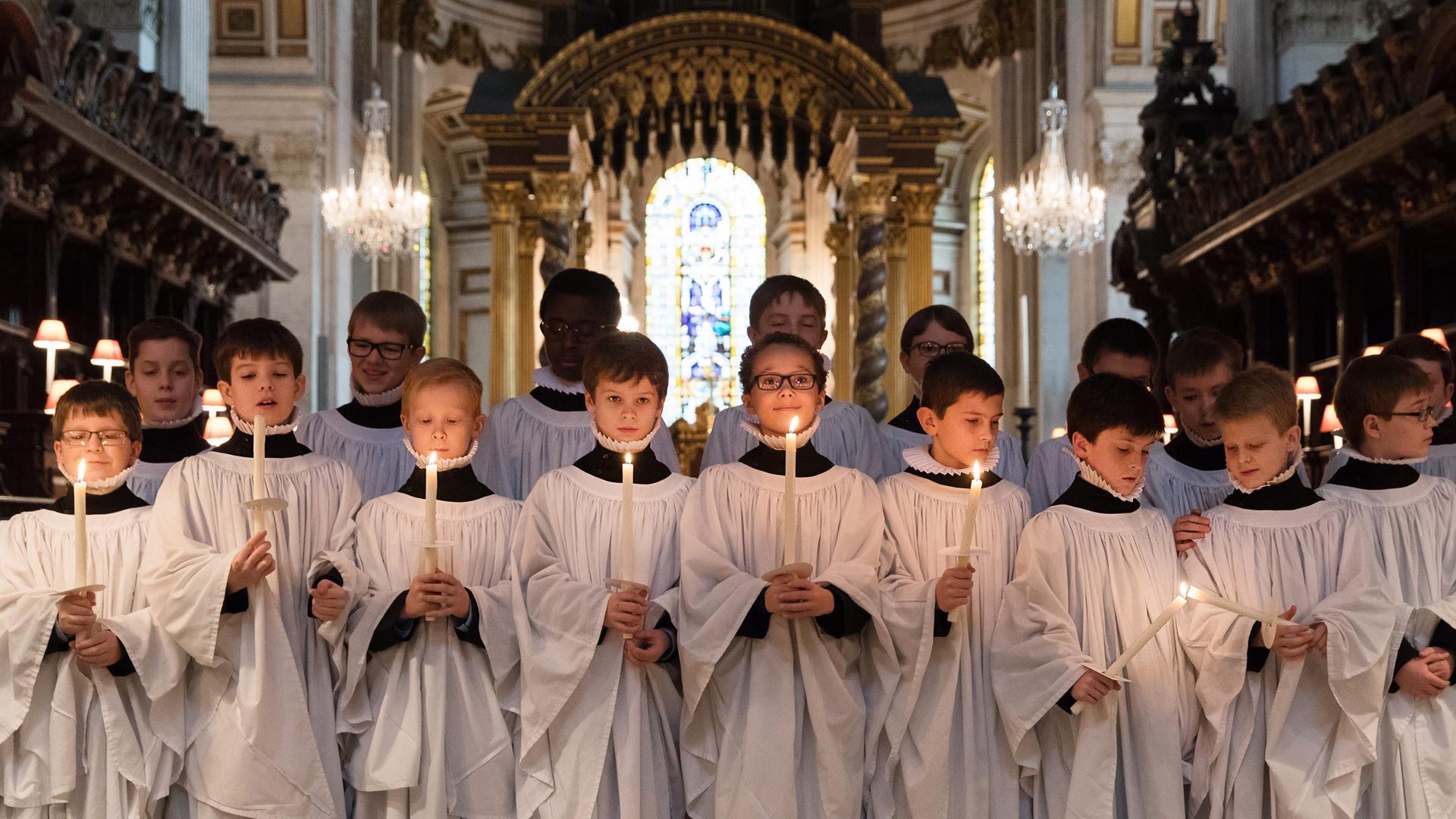 Jungen bei einer Probe des St. Paul's-Chors in der Londoner Kathedrale St. Paul's Jungen bei einer Probe des St. Paul's-Chors in der Londoner Kathedrale St. Paul's