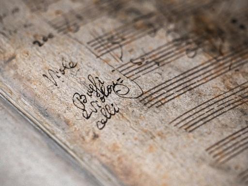 Dirigent Antonello Manacorda besichtigt den Autographen von Beethovens 9. Sinfonie in der Musikabteilung der Staatsbibliothek.